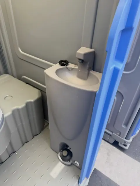 Sink-in-unit porta potty